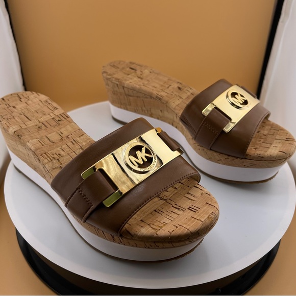 Michael Kors Women's Warren Platform Sandals. Open Toe, Leather - Picture 6 of 15